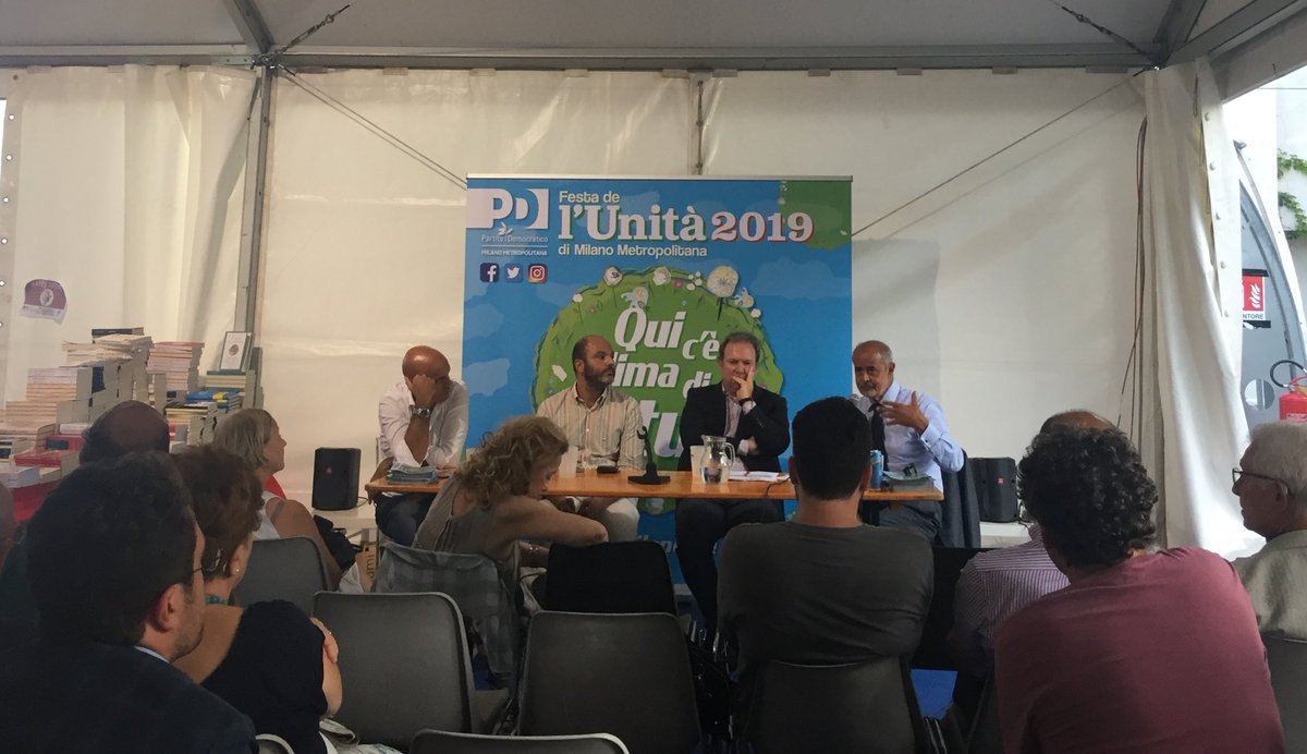 DanieleDossi96's tweet photo. Ora alla festa del #PDMilano si commenta ‘Le riforme dimezzate’ di @marcoleonardi9 tramite l’attualità politica italiana
@pdnetwork https://t.co/Vtgi6xgUqq