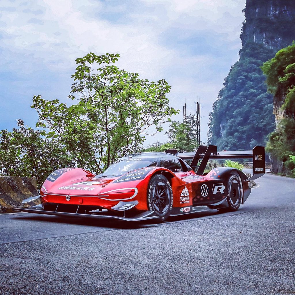 RealCarsSA1's tweet photo. Volkswagen sets first record on Tianmen Mountain at “Heaven’s Gate” with the ID.R! It only took 7:38.585 minutes to conquer 11km, climb 1.1km and 99 turns. All this from an all electric vehicle! The future looks electrifyingly fun! @VWGroup @VolkswagenSA @volkswagenms https://t.co/v8HTwJHDaB