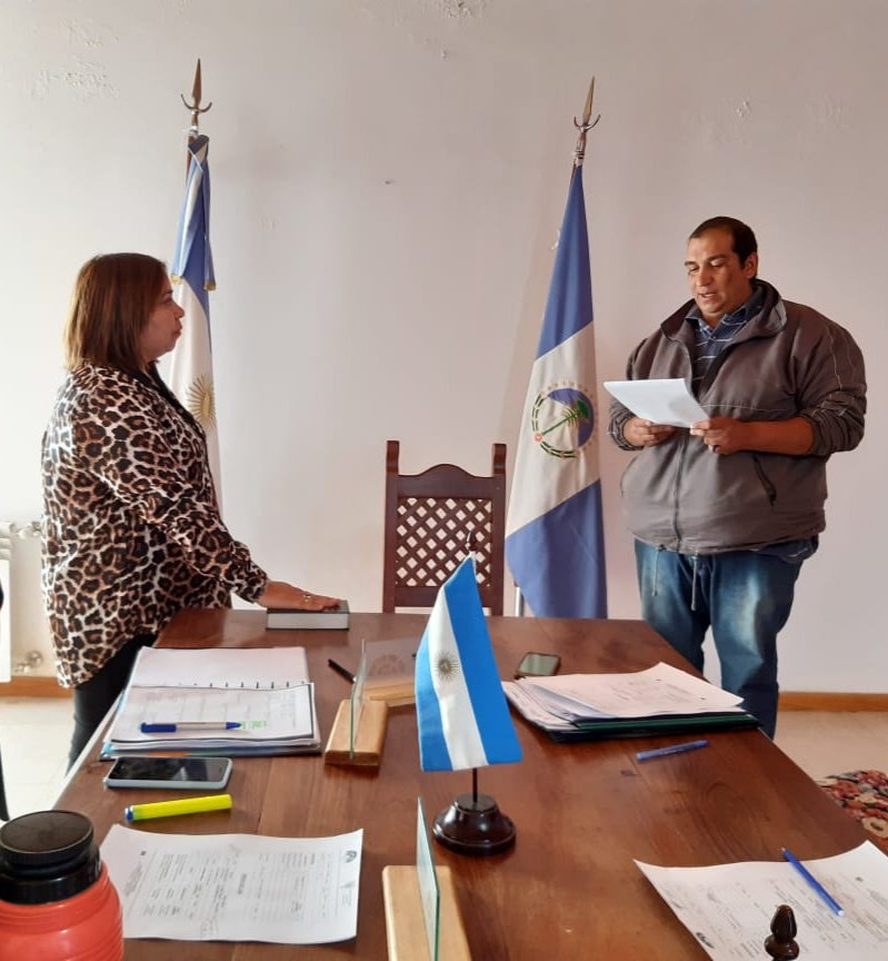 HCD_Loncopue's tweet photo. Sesión Ordinaria N°24

En la Sesión del día de la fecha se procedió a la toma de juramento de la Concejal Sra. Flores Valeria, quien se desempeñara como Edil del Bloque MPN.
Asimismo se trabajo en diferentes puntos sobre el orden del día. https://t.co/z6NByMBQOv