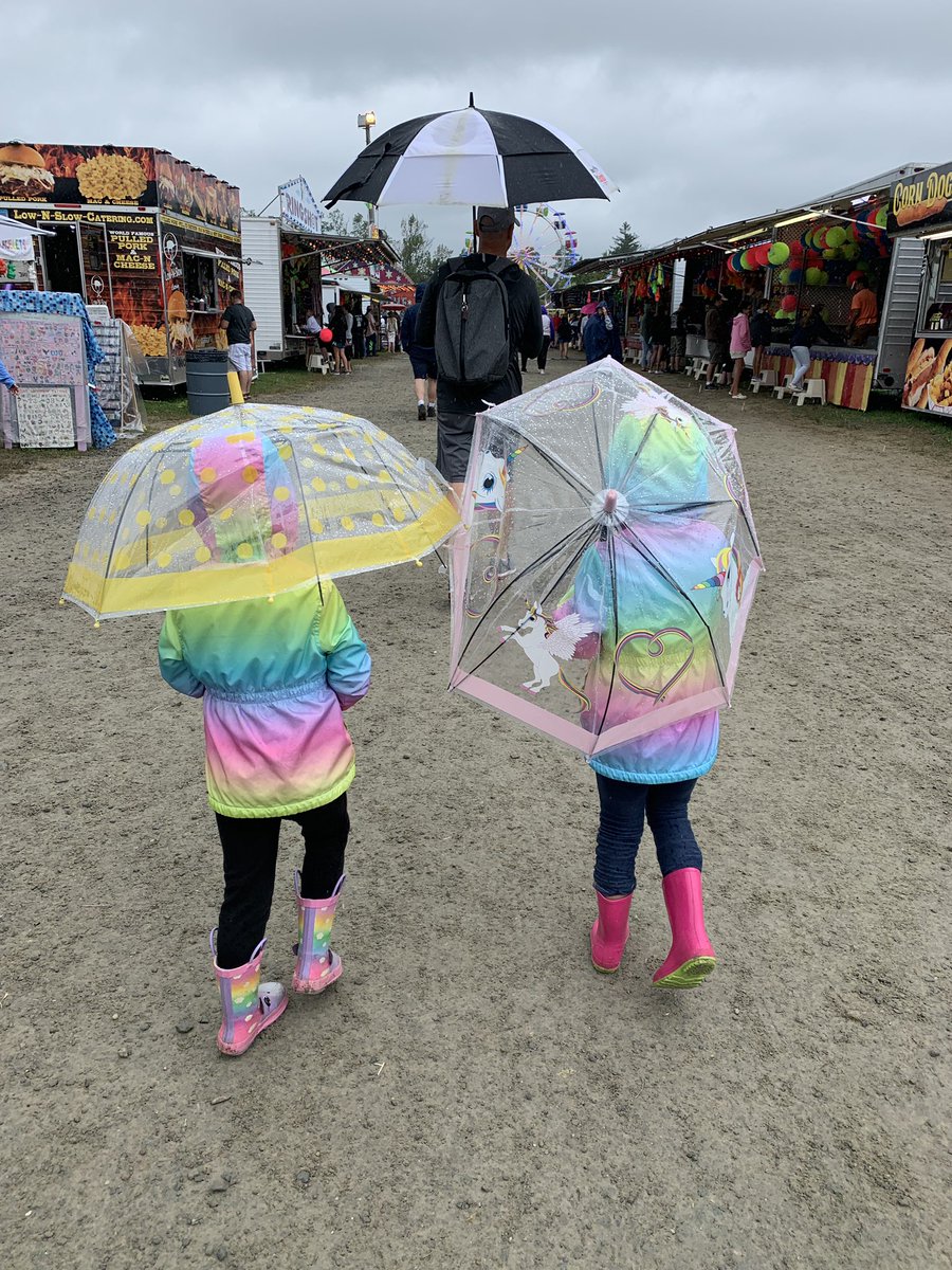 emcole714's tweet photo. That’s a wrap! @goshen_fair 2019. 💜💛☔️  #timetofast #backtothegym #sisters #theylovefrieddough #harpergleeson #reaganshane https://t.co/IErIQCJ5iN