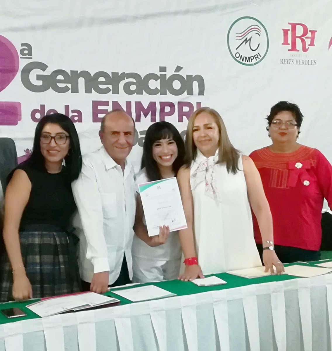 MARIAGARCIALUNA's tweet photo. Feliz por concluir la #2aGeneracion de #ENMPRI de saludar a #MujeresTalontosas que han abierto brecha en #Politica como mis expresidentas municipales de #Cuilapam y #Zimatlan Vamos a aportar para reconstruir a nuestro @PRI_Nacional @caroviggiano @alejandromurat @IvetteMurat https://t.co/qZhma2zG7y