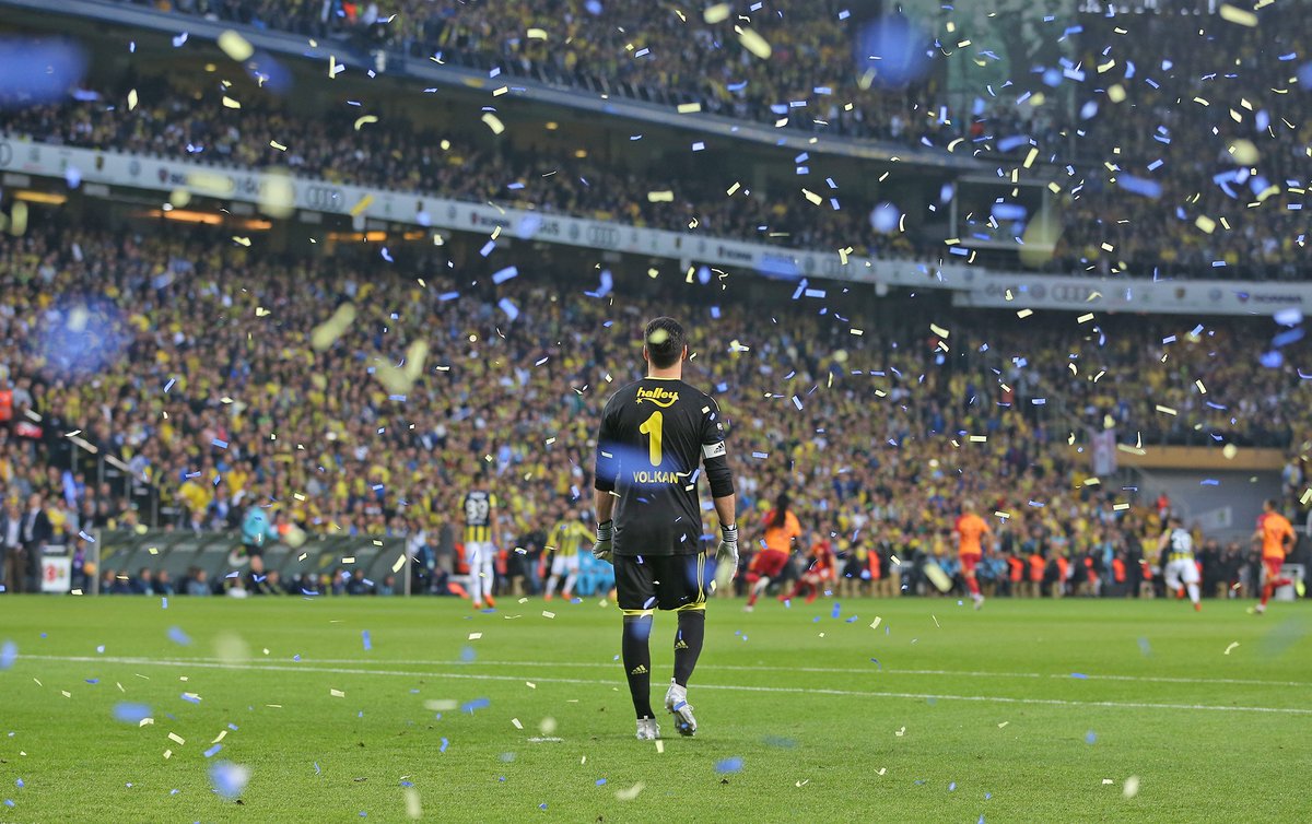 12numaraorg's tweet photo. Kaptanımız Volkan Demirel, kariyeri boyunca Kadıköy'de derbi kaybetmeden futbol kariyerine noktayı koydu...

Türkiye'nin en iyisi, Avrupa'nın sayılı kalecilerinden oldu...

Her zaman gururla anlatacağız...  @1VolkanDEMIREL 

#TeşekkürlerVolkanDemirel https://t.co/jgvMpRJ8Vt