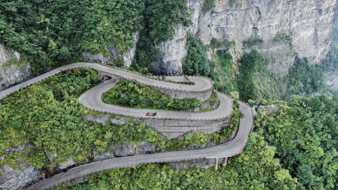 ¡OBJETIVO CUMPLIDO 🎉! El #VWIDR, con <a href="/RomainDumas/">Romain Dumas</a> al volante, establece un nuevo récord eléctrico en La Montaña de Tianmen (China). El francés ha recorrido los 10,9 kilómetros y las 99 curvas de 'La Carretera al Cielo' en un tiempo de 7:38.585 👏