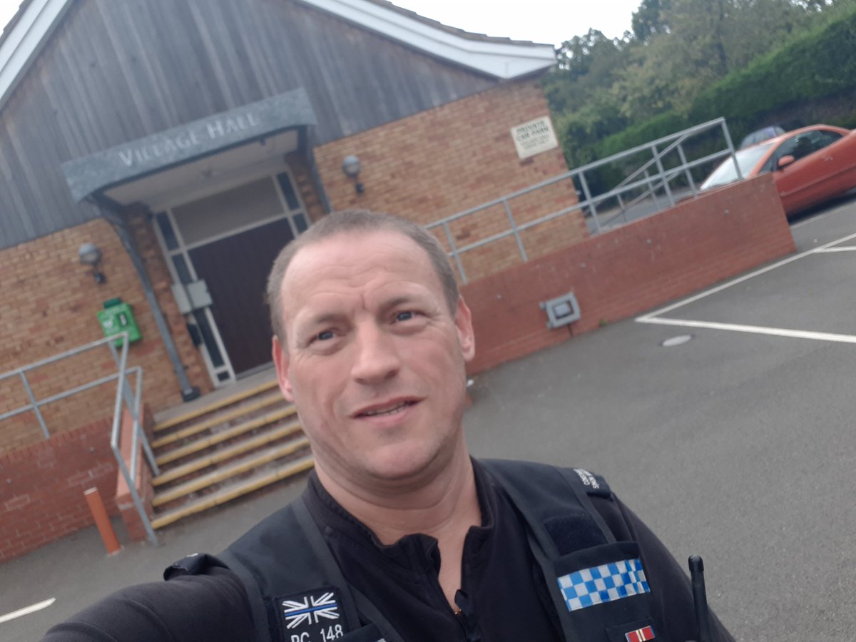 AlveWythallCops's tweet photo. @AlveWythallCops at Rowney Green Village Hall for a residents association meeting, discussing issues that effect the community doesn't matter how big or small..Communities coming together...
Pc Si Albutt 
#communitypolicing 
#forabettercommunity 
#workingtogether https://t.co/dP4Xs3XoUK