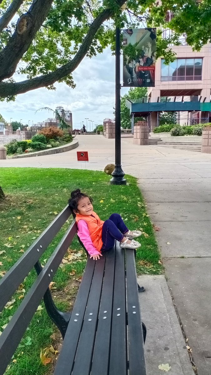 gresikabunga's tweet photo. Kakak Khalisa ikut nemanin Maminya kerja kelompok di Kampus. Untungnya di kampus ada tempat bermain, museum, kantin yang luas dan sering dikunjungi pelajar kalau ada kegiatan, dan banyak taman untuk bersantai https://t.co/gYdPvq9H9q