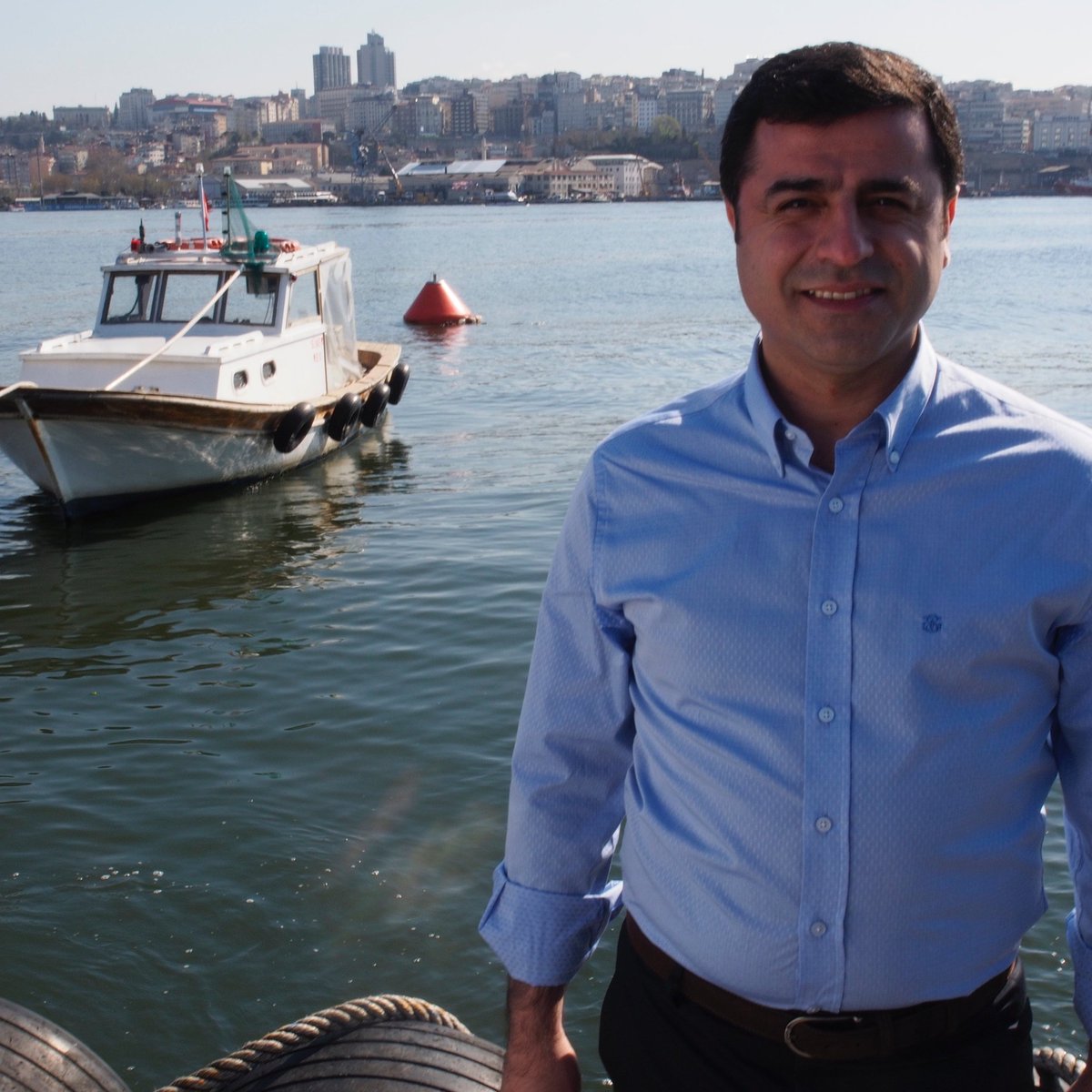 Önceki dönemi Eş Genel Başkanımız Selahattin #Demirtaş, bugün Ankara 19’uncu Ağır Ceza Mahkemesinde görülen duruşmasında Mahkeme Heyeti tutuklu bulunduğu dosyadan Demirtaş’ın tahliyesine karar vermiştir. Kararın gereği yerine getirilerek, Demirtaş derhal serbest bırakılmalıdır.