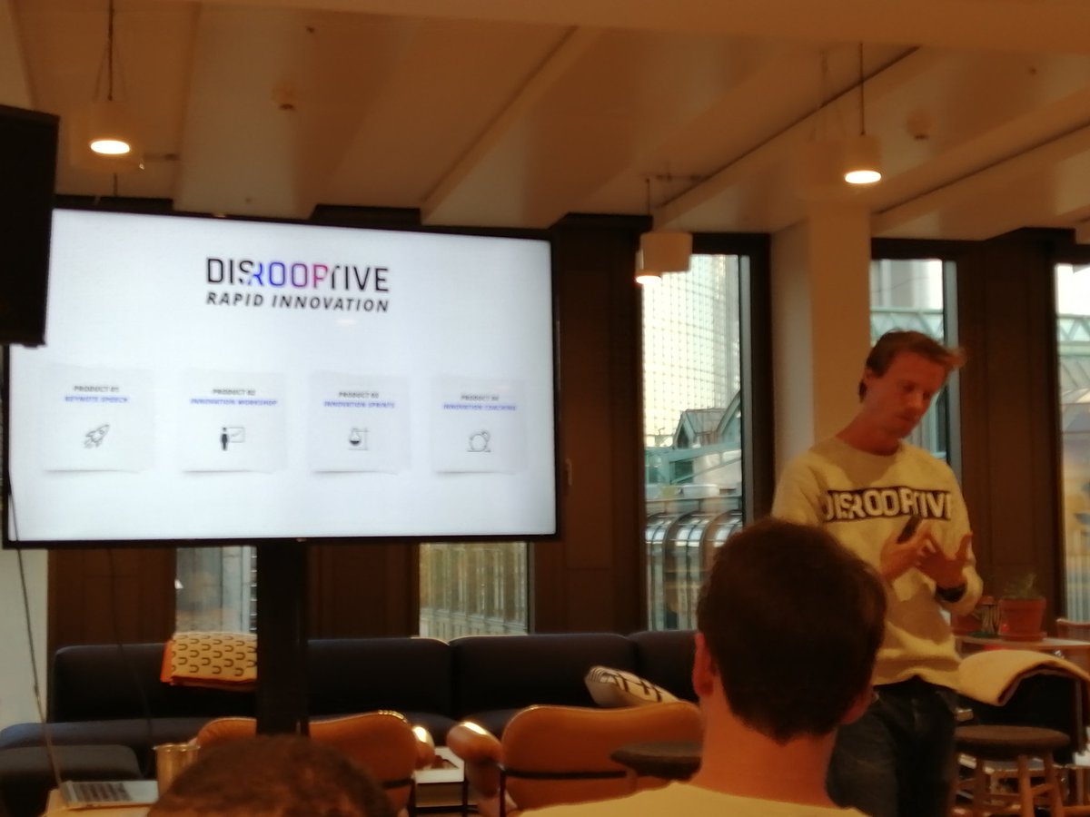 bernhardhinsken's tweet photo. Ruppert von @disrooptive gibt beim #insiderSUMMIT gibt einen spannenden Vorgeschmack auf seinen Vortrag beim @growthsummitDE morgen. ππ https://t.co/jxp7TdXXEE