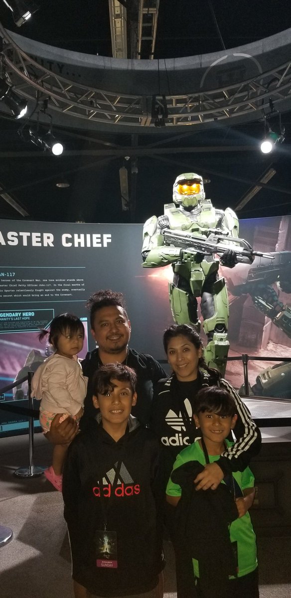 curonic's tweet photo. @HaloOutpost Words cannot describe how amazing this was ❤, I can only say once in a lifetime experience for die hard @Halo fans 🎮 if it doesn't happen again next year or in the near future. Excited and looking forward to #HaloInfinite Universe #ProjectScarlet and @Showtime series 🤤 https://t.co/lmOXkUhA0f