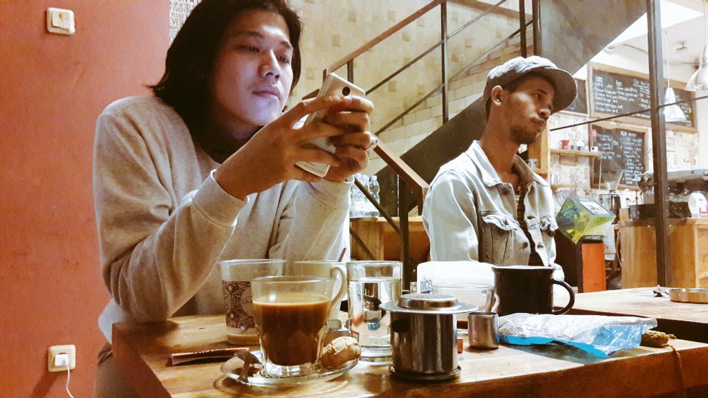ibnaizil's tweet photo. Times icip-icip. Katanya, dengan ngopi segala macam unek-unek bisa tertuntaskan. Katanya.

☕☕ https://t.co/T8wQBceAcw