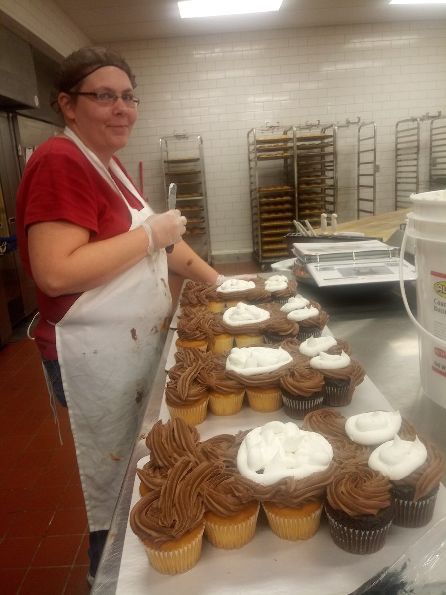 DaniSedio's tweet image. Whoooooooooose ready for fall? Cake Decorator Nicole starting on #owl #pullaparts #Target # T2046 @ Target