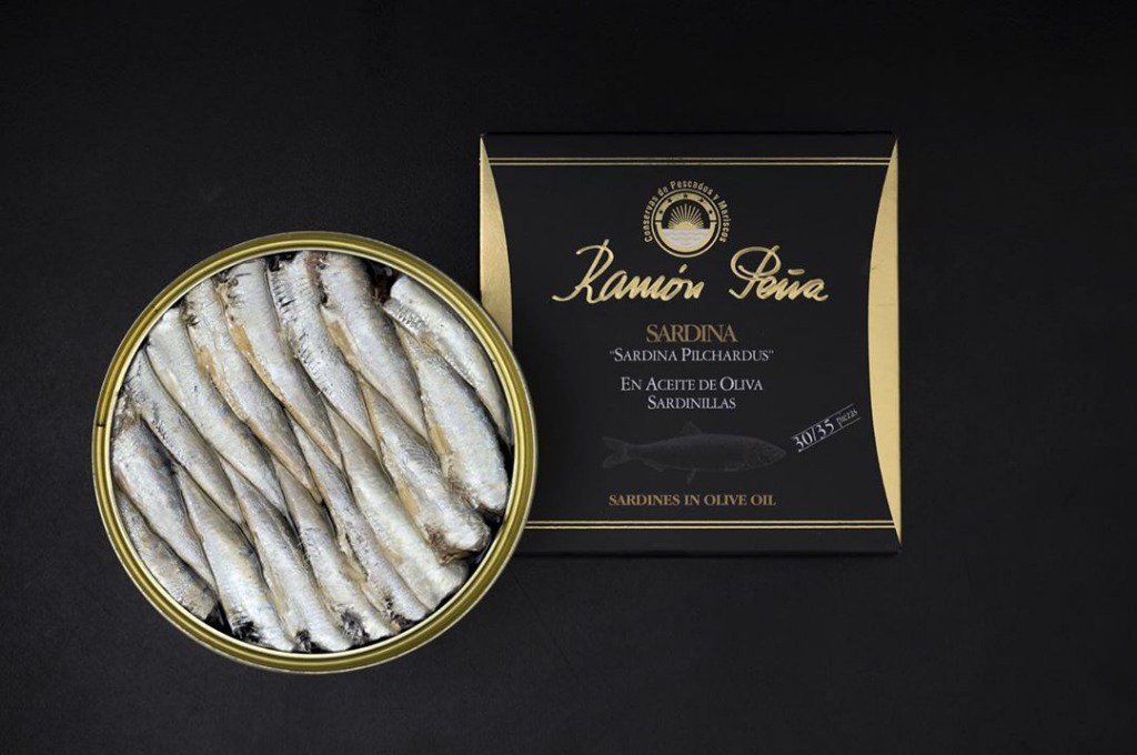 RamonPena_'s tweet photo. Nuestras sardinas se eviceran una a una, se les corta la cola y se tuestan al vapor para conseguir la textura perfecta. Son capturadas en las frías aguas del Atlántico. 

#tradicionconserveradesde1920 #sardinas #conservas #gastronomia https://t.co/9gX15CSJ8Q