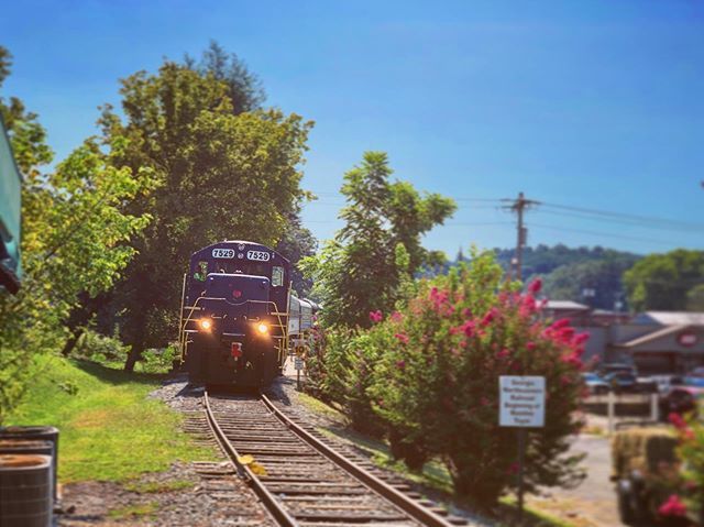 D_DChris's tweet photo. Take the train to the end summer dream #blueridgemountains #blueridgescenicrailway #blueridgega #blueridge #georgia #tennessee #copperhill #mccaysville #travel #photography #summer #summer2019 #iphonephotography #scenic #track #railway #railroad https://t.co/rga01Rluza https://t.co/P0AfRNns9i