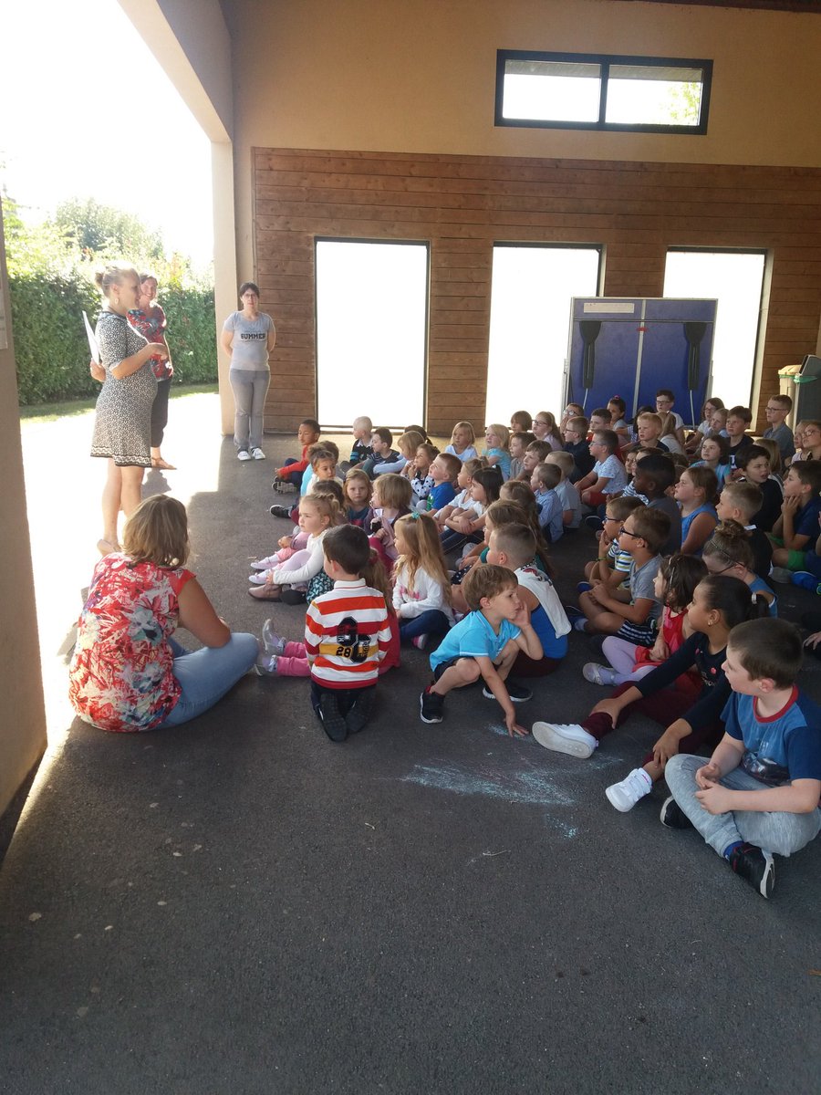EPAndaine's tweet photo. Petite chorale sous le préau pour une #RentreeEnMusique .
#rentree2019 https://t.co/NcfxF8Xk2s