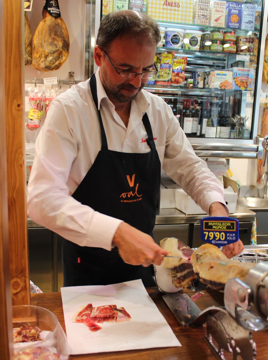 Disfrutar del sabor de jamón recién cortado es un placer que podemos apreciar en puestos de nuestro mercado como en Pantaleón Muñoz. ¡Un delicioso manjar que además nos aporta proteínas de alto valor biológico y vitaminas como el hierro, fósforo, o potasio! 😊✌️