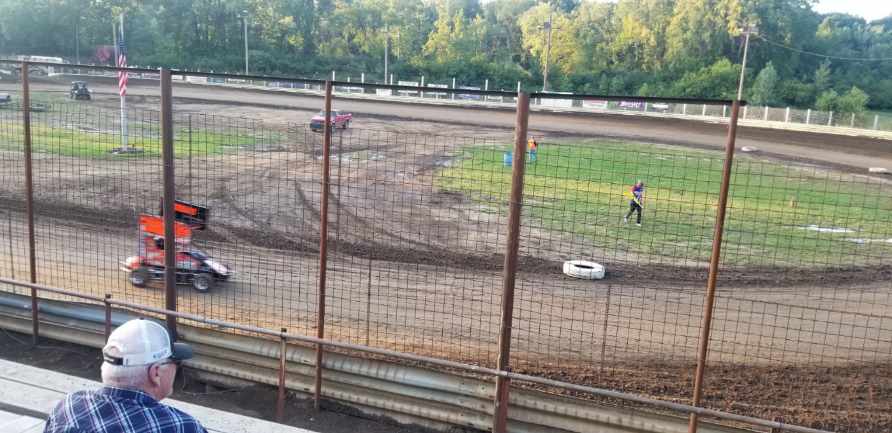 CJNuland's tweet photo. @chainbearf1 if you're ever in Indiana, USA you'll need to check out some backwoods dirt racing 😂 found this place when visiting family this weekend. https://t.co/e6kNUFoeL8