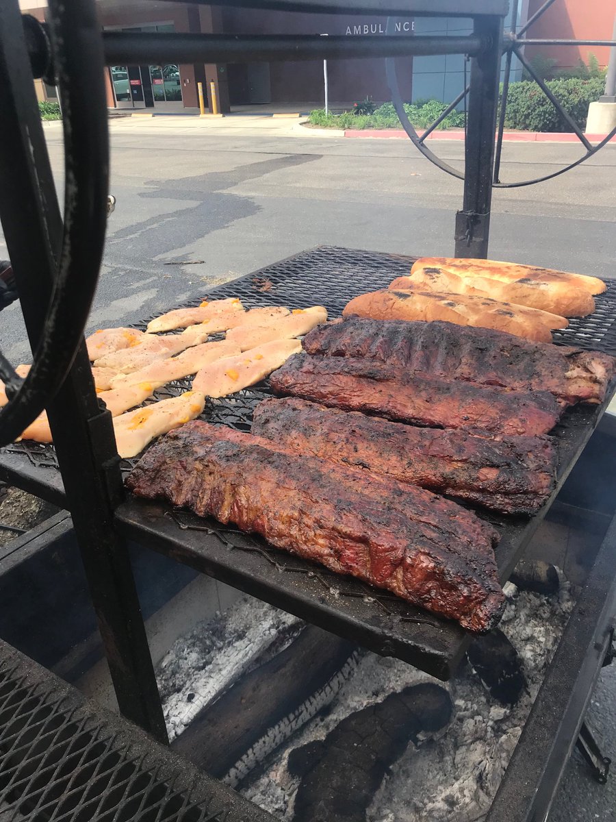 bruceaaaa's tweet photo. Barbecued ribs and chicken for store 6681 associate Labor Day! https://t.co/jjDuplMJhR