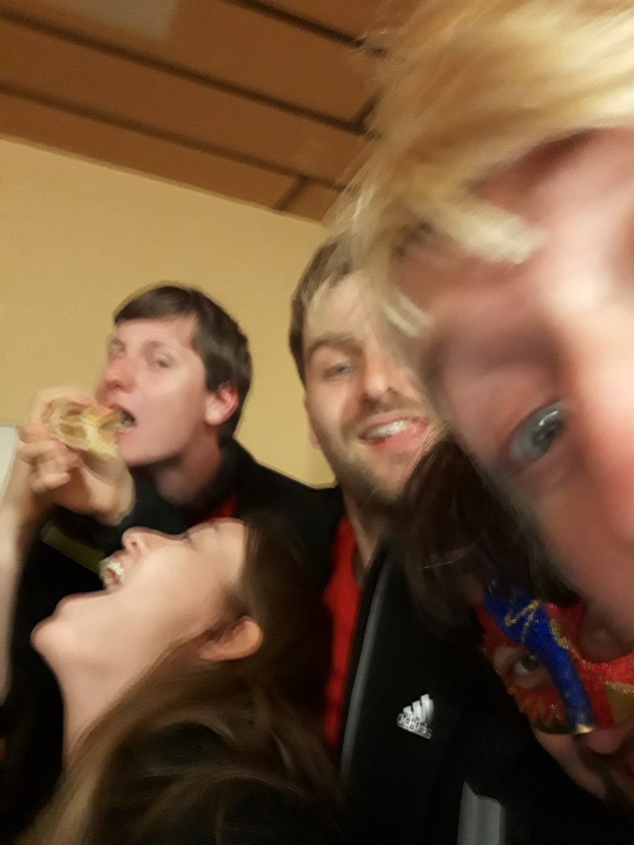 CCubka's tweet photo. Právě jíme s Bohem a kartářkou Jolandou štrůdl od manželky pana děkana. Tohle se stane prostě jenom na #SeznamovakFIT https://t.co/VRZSsbsaf8