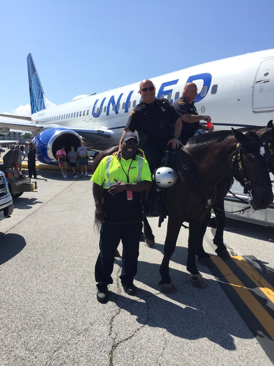 One of Cleveland’s RSE finest at his second job. ⁦@pamelapollak⁩ ⁦@weareunited⁩ #clevelandairshow