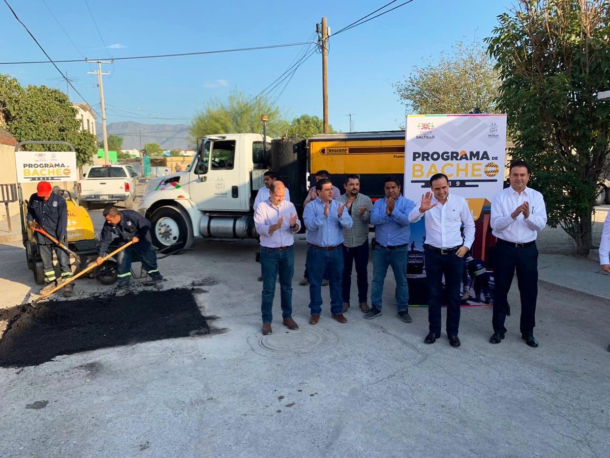 Orgulloso de acompañar a nuestro alcalde Ing. <a href="/manolojim/">Manolo Jiménez Salinas</a>, atestiguando la reparación del bache número 100mil en la ciudad.
Otro #CompromisoCumplido
Trabajando #TodosPorSaltillo