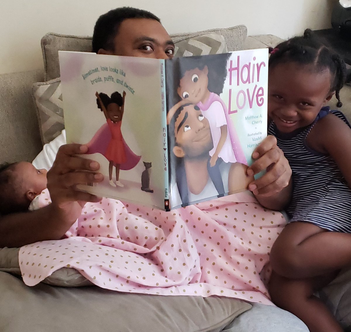 ClaudiaRDaniels's tweet image. The Power of a Present Dad ❤  I was minding my business &amp;amp; saw this. I had to capture &amp;amp; share my husband reading w/ our 2 girls.Thank you @VashtiHarrison for cultivating a "warm inviting depiction that compliments the tone of the book." #DadsWhoRead @ncte @ProjectLITComm