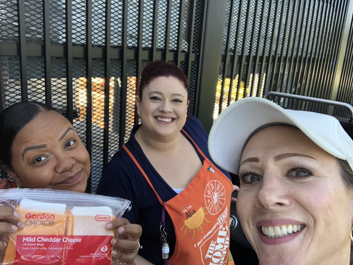 ecommittee6925's tweet photo. Happy Labor Day, we’re cooking up a storm for our associates ☀️☀️☀️🌭🌭 https://t.co/ejP02vgzEm