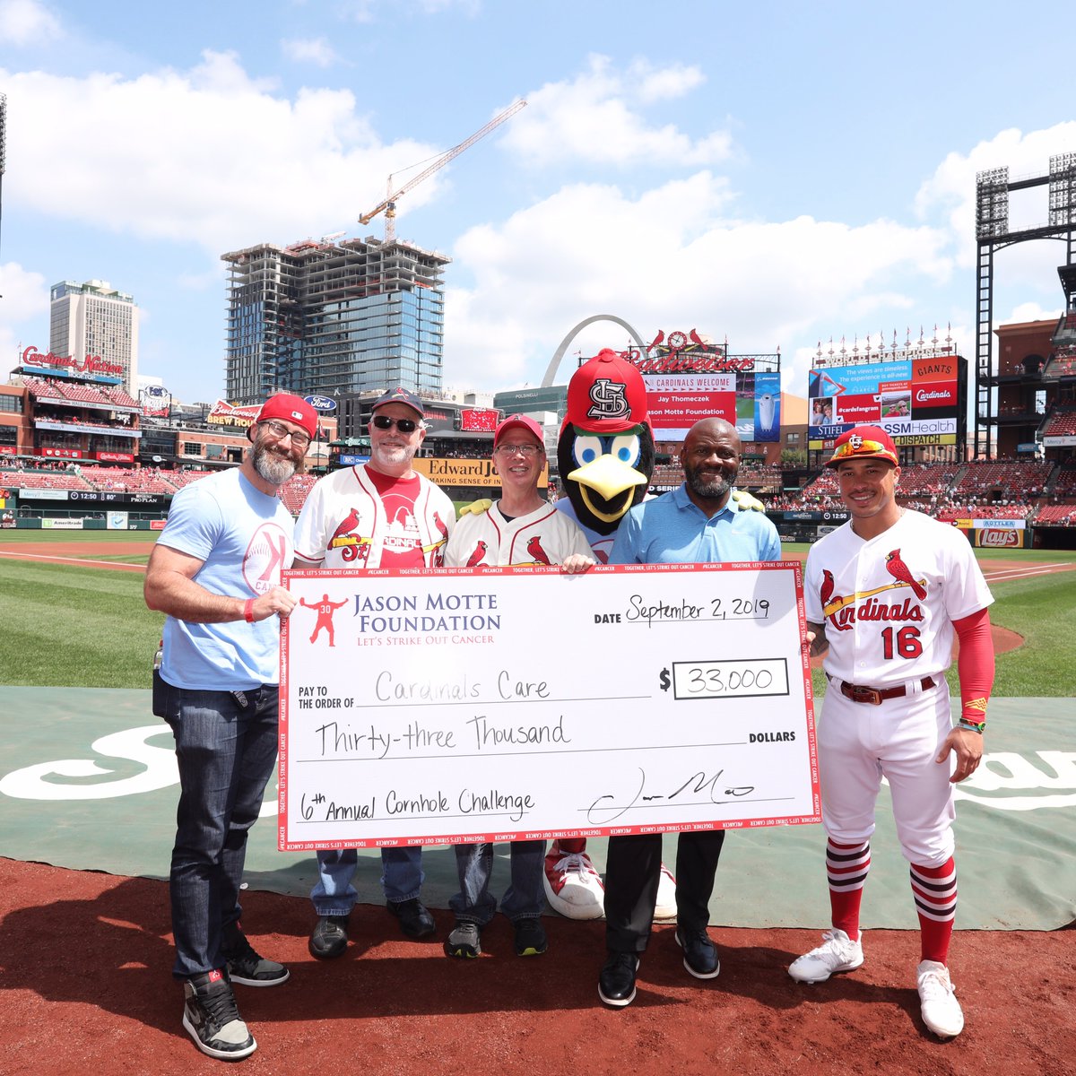 Cardinals's tweet photo. Look at the size of that check! #KCancerDay https://t.co/OUASGNTTKK