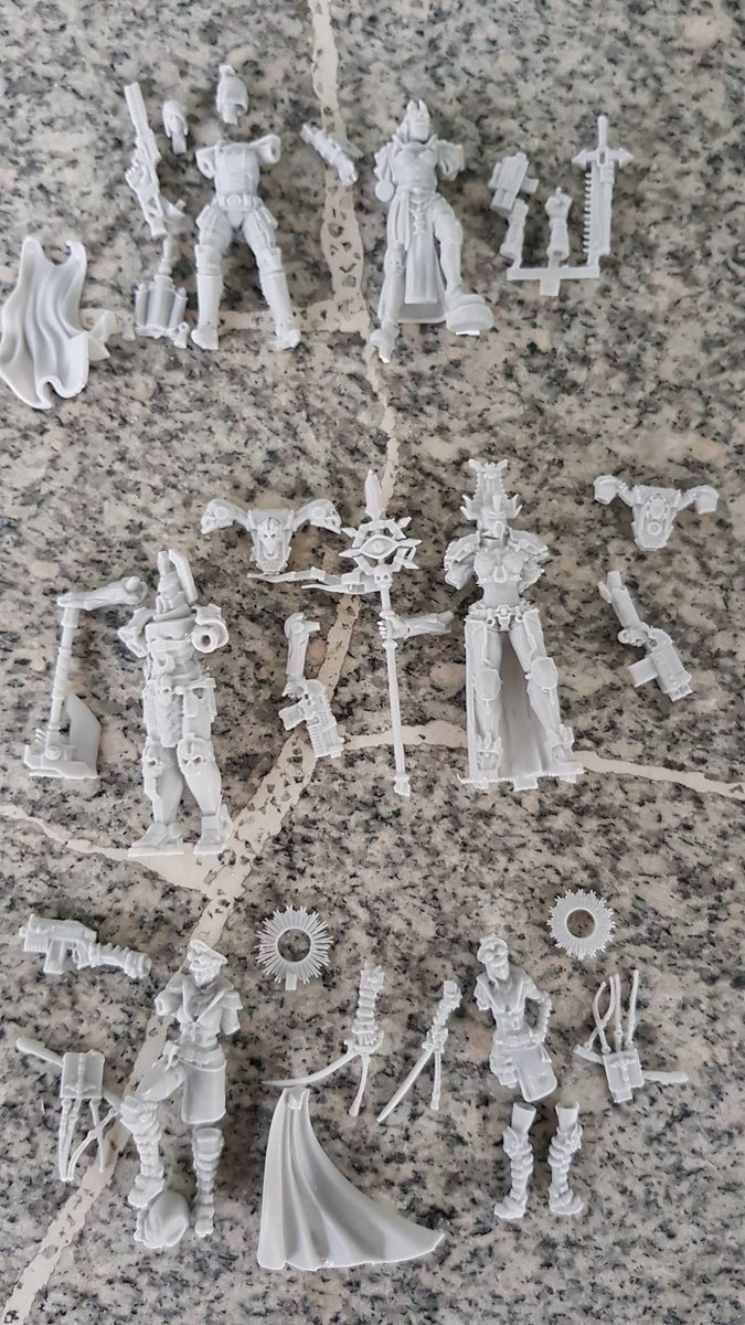 SolidShark99's tweet image. Meine #HeresyLab Modelle sind angekommen. Das wäre einmal Bella Fit die Schwester von Boba Fett, eine Principalis der Sororitas, eine Khorne Berserkerin, eine Tzeentch Hexerin und zwei Kommissarin