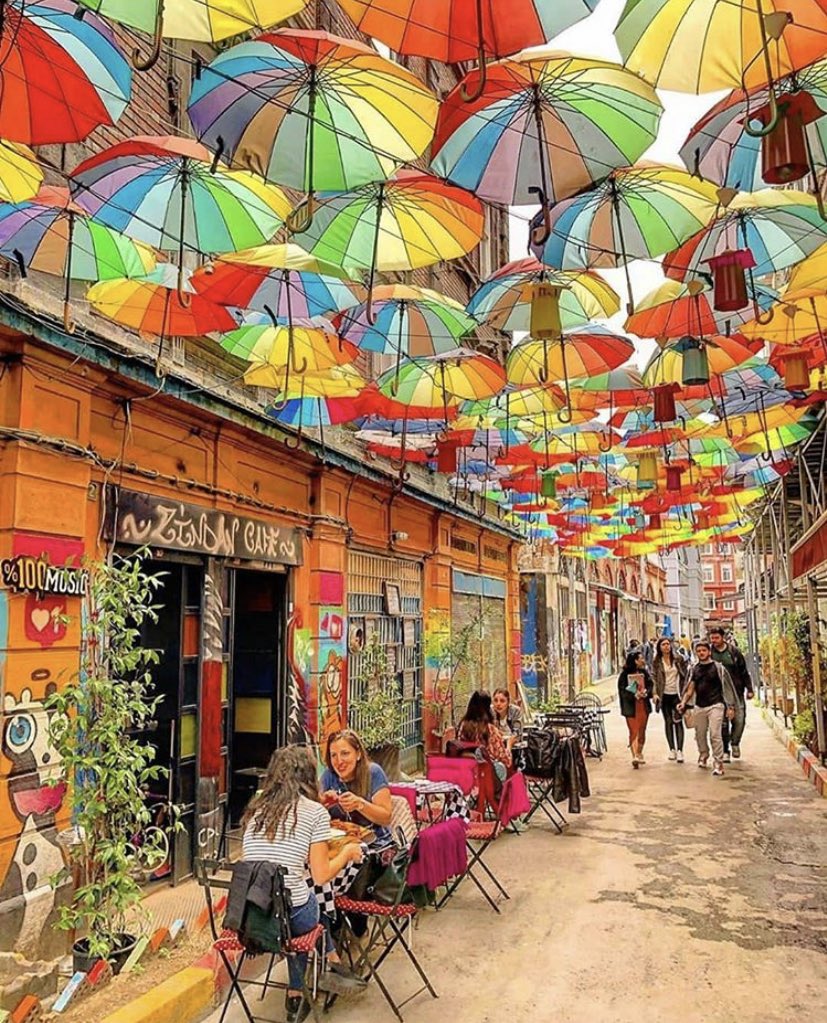 fastflycom's tweet photo. Bu renkler İstanbul’un renkleri! Her göreni kendine hayran bırakan, bir kere ziyaret edenin tekrar tekrar göresi gelen rüya gibi bir şehir için bilet bakalım mı?😁✈️
📍İstanbul, Turkey
#fastfly #uçakbileti #istanbul #istanbulda1yer #karaköy #ortaköy #florya #istanbulboğazı https://t.co/rriJTUl7wd