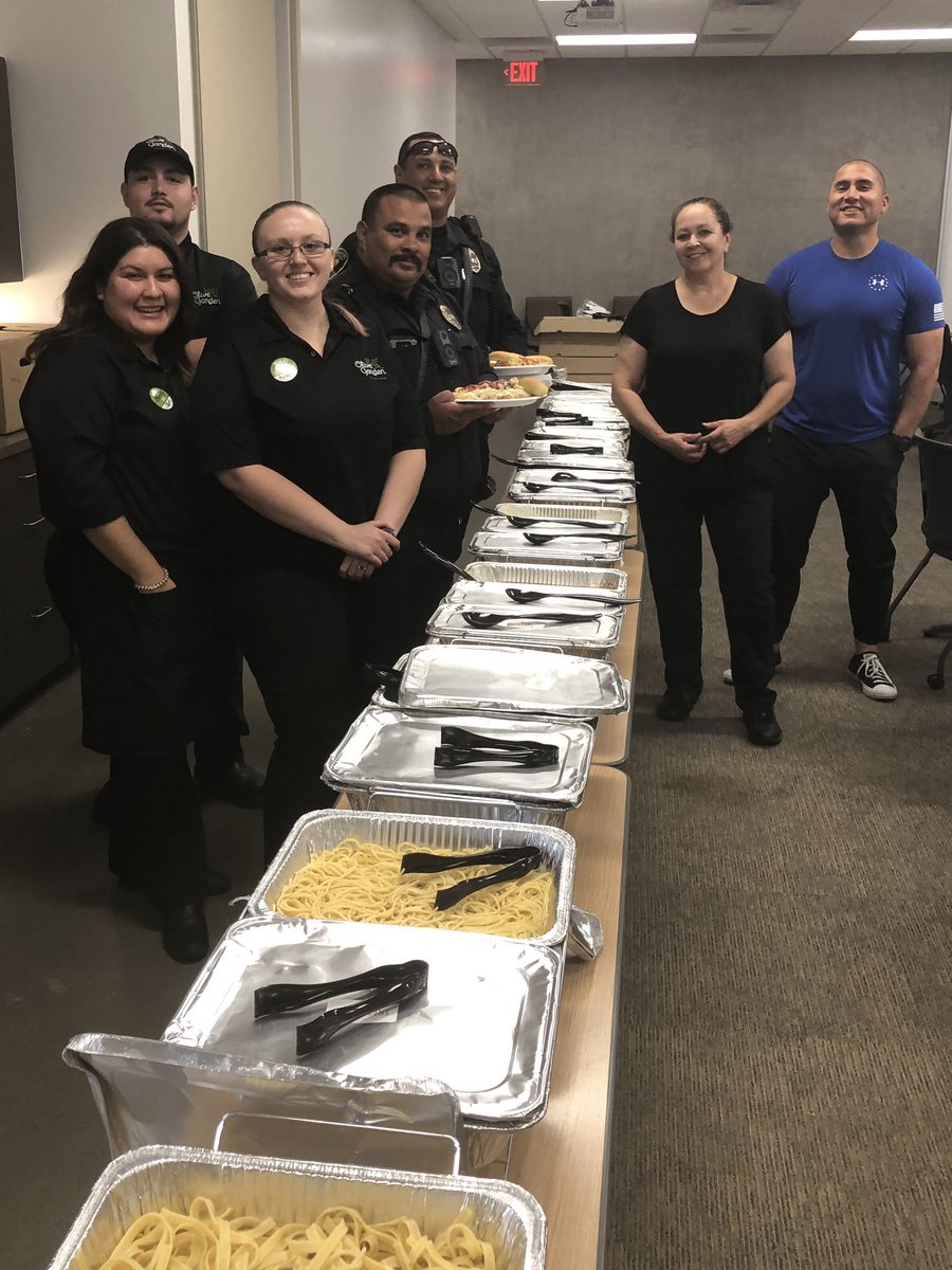 LasCrucesPolice's tweet photo. Lunch is served! A big THANK YOU to our friends at Olive Garden! We appreciate your generosity and the wonderful food served on this Labor Day! #myolivegardenfam #oglaborday https://t.co/cDQ1aOKQVn