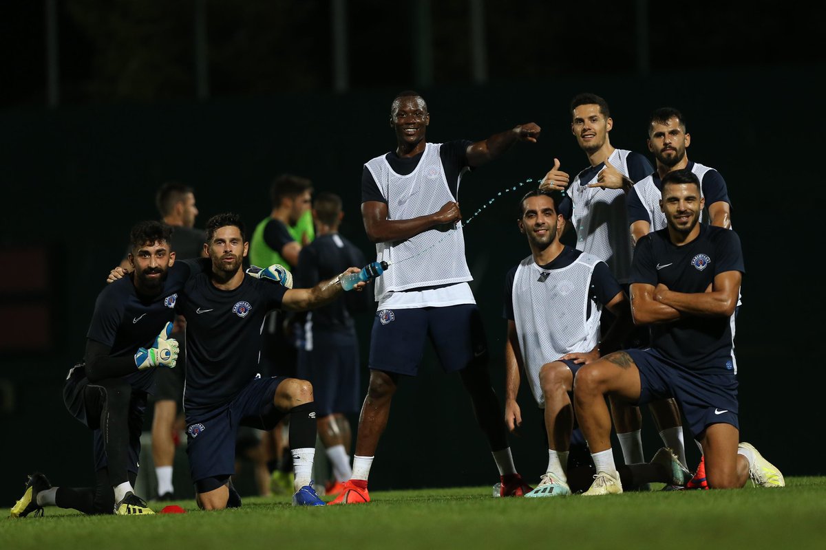 kasimpasa's tweet photo. 💪🏻✅ Kasımpaşamız, milli ara haftasında @galatasaray maçı öncesi ilk antrenmanını gerçekleştirdi.
#Kasımpaşa🔵⚪️ 
#Süperlig https://t.co/KWx4tg7sOt