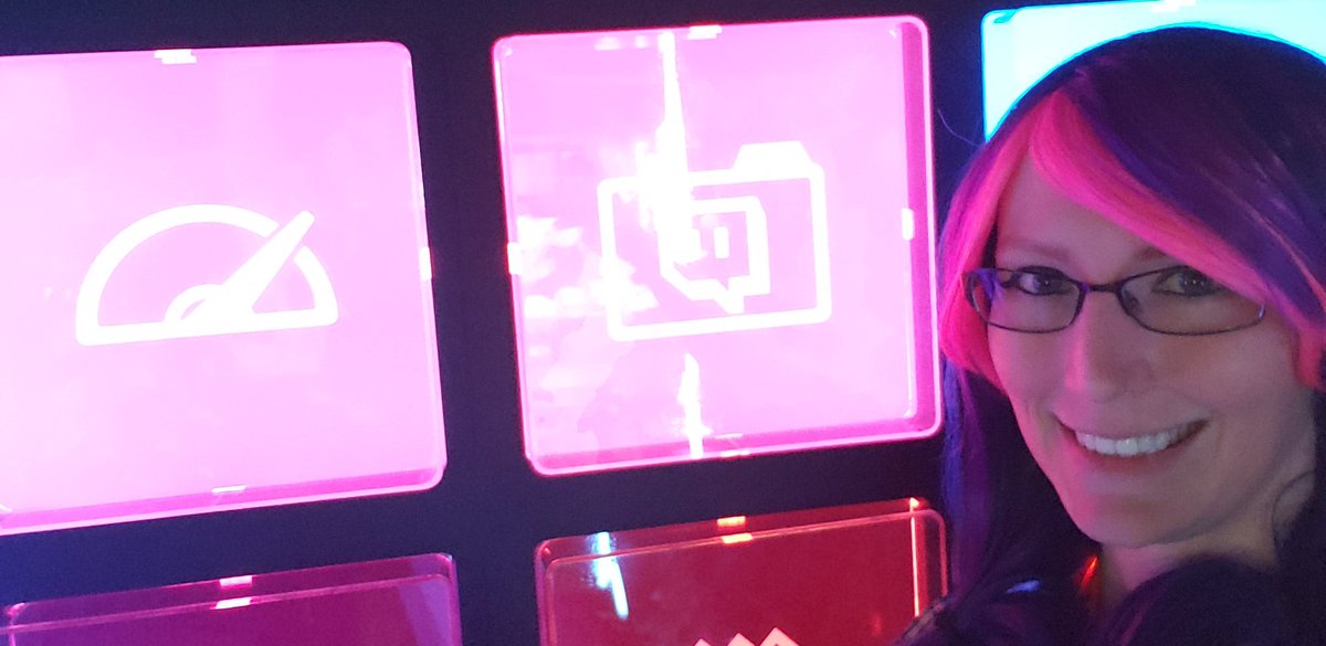 xSingVogelx's tweet photo. Giant Stream Deck over @CORSAIR @elgatogaming booth #PAXWest #PAXWest2019  

#MEGASTREAMDECK https://t.co/NgQCi8h2sV