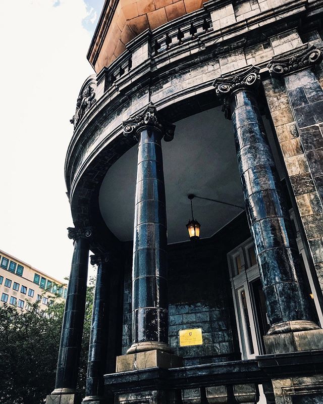 Pillar. 🧿⠀
.⠀
.⠀
.⠀
.⠀
.⠀ #londoncollective #shutup_london #diagonal_symmetry #citylimitless #arkiromantix #london_only #excellent_structure #agameoftones #archimasters #heatercentral #tv_architectural #guardiancities #unlimitedlondon #sky_high_a… ift.tt/2Le8t1k