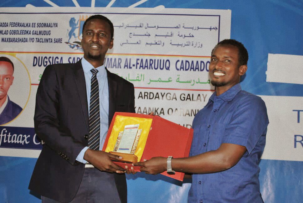 MoECHEGalmudug's tweet photo. Wasiirka WW&amp;Ts Ee Galmudug Mudane AxmedDek Cabdi Falko Ayaa Magaalada #Cadaado Kaga Qayb Galay Xaflad Lagu Dhiiri Galinayay Ardayga Kaalinta 9Ka Galay Imtixaanka Qaranka &amp; K1-Ee Ardayda Galmudug,  W-Ayaa Sheegay In China Uu Wax Kusoo Baran Doono Bilash ah C-Fitax Clahi Xashi. https://t.co/xso2bbdnbx