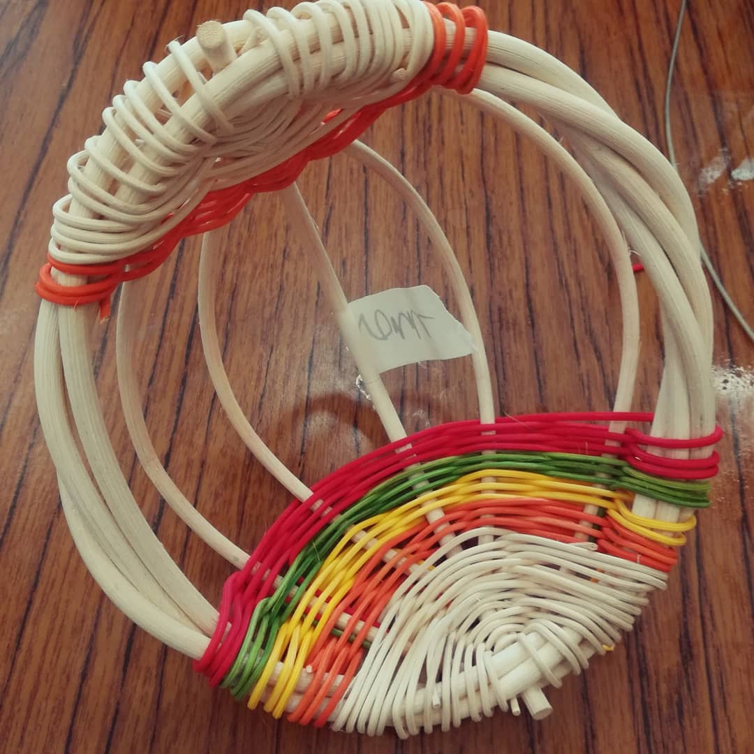 WithyArts's tweet photo. Happy times #basketmaking at Herbie's, great yarmouth today - baskets finished, new baskets started, conversation and calmness https://t.co/XzeSVQ5Plj