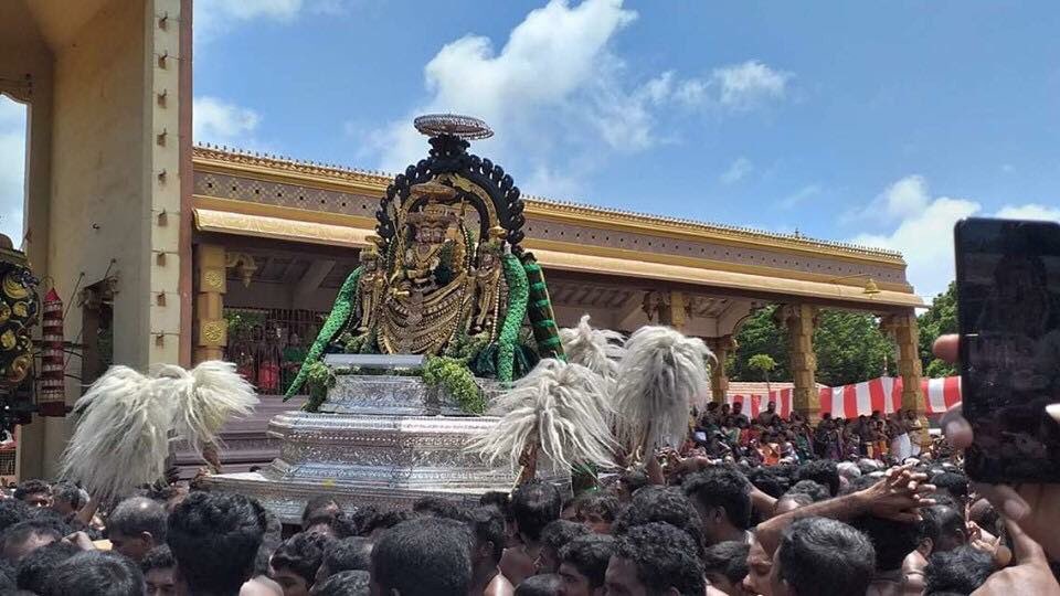 KALIARULAR_EROS's tweet photo. More Beautiful Photos of #NallurChariotFestival on 24th Day 29-8-2019 At #NallurKandaswamyTemple #THER #VICTORY #VertiVale #LordMurugan #Muruga #Chariot #NallurFestival 2019 #Nallur #Jaffna #Tamil #Hinduism #TamilHeritiage #Joy #Bliss 😃 #ILoveNallur🙏🏽 With My #SoulTribe ❤️💚 https://t.co/fSSqShxiOz