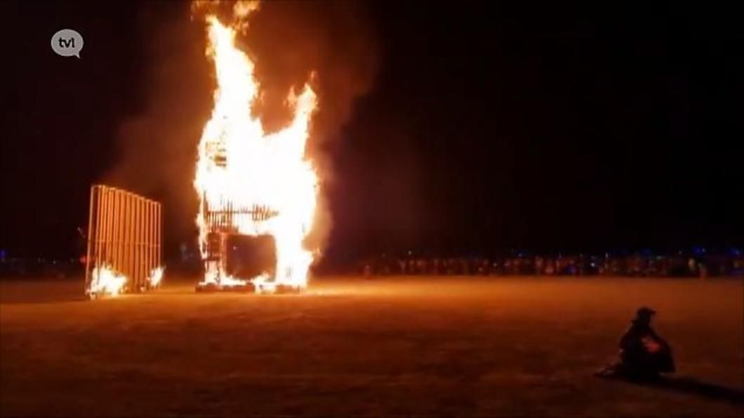 TVLbe's tweet photo. Truiense kunstenaar Tom Herck verbrandt kunstwerk in Nevada-woestijn https://t.co/Ivau5NeoHv #tvlnieuws #tomherck #BurningMan https://t.co/97VLhDSxWu