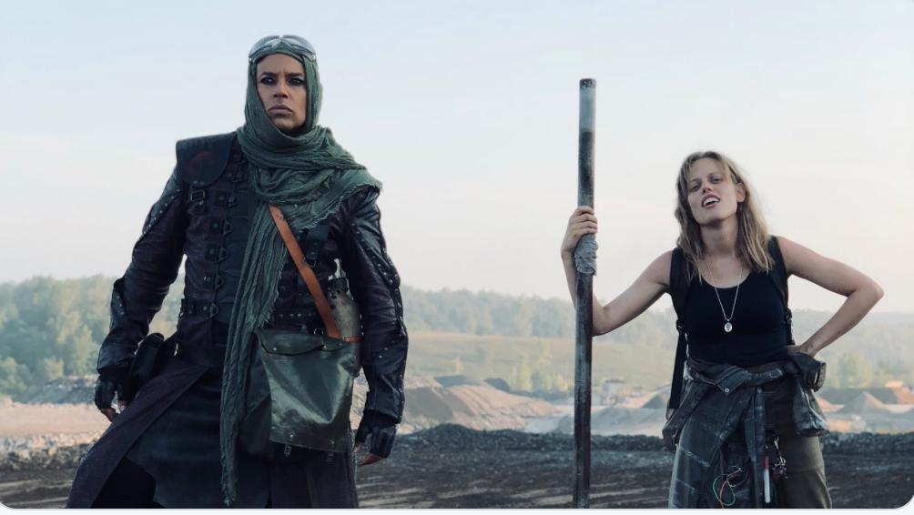 cherry_LA's tweet photo. @aneelasdutch Join us next Sunday with Kelly McCormack aka Zeph! I'm asking who's smarter Zeph or Johnny, if the monster reminds her of Pip AND being carried by Pree <blush>
@kelmccormack #Killjoys #Afterbuzztv #Fangirl #TVTalk #KellyMccormack #StinkyRaincoat #Pip #Pree #ThomAllison https://t.co/3ldyGtU2Dg