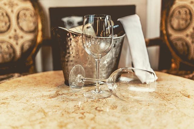 Jaksmayfair's tweet photo. Nothing cures the #MondayBlues like a glass of champagne with friends in an intimate setting, such as the Blue Lounge at #jaksmayfair. Who needs private members clubs?🥂 https://t.co/y9ohs20oOD https://t.co/FuxUavWhuX
