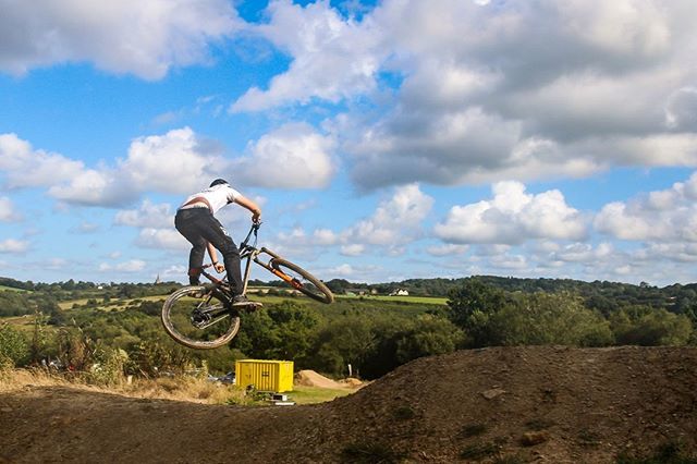 Freeriding the enduro rig at the #Bulltrack ⠀
<a href="/mondrakerbikes/">Mondraker</a> #foxyrr #onefootendurotable #bulltrack @elliottglynnmtb @alvarbulltrack ift.tt/2PD0YVZ