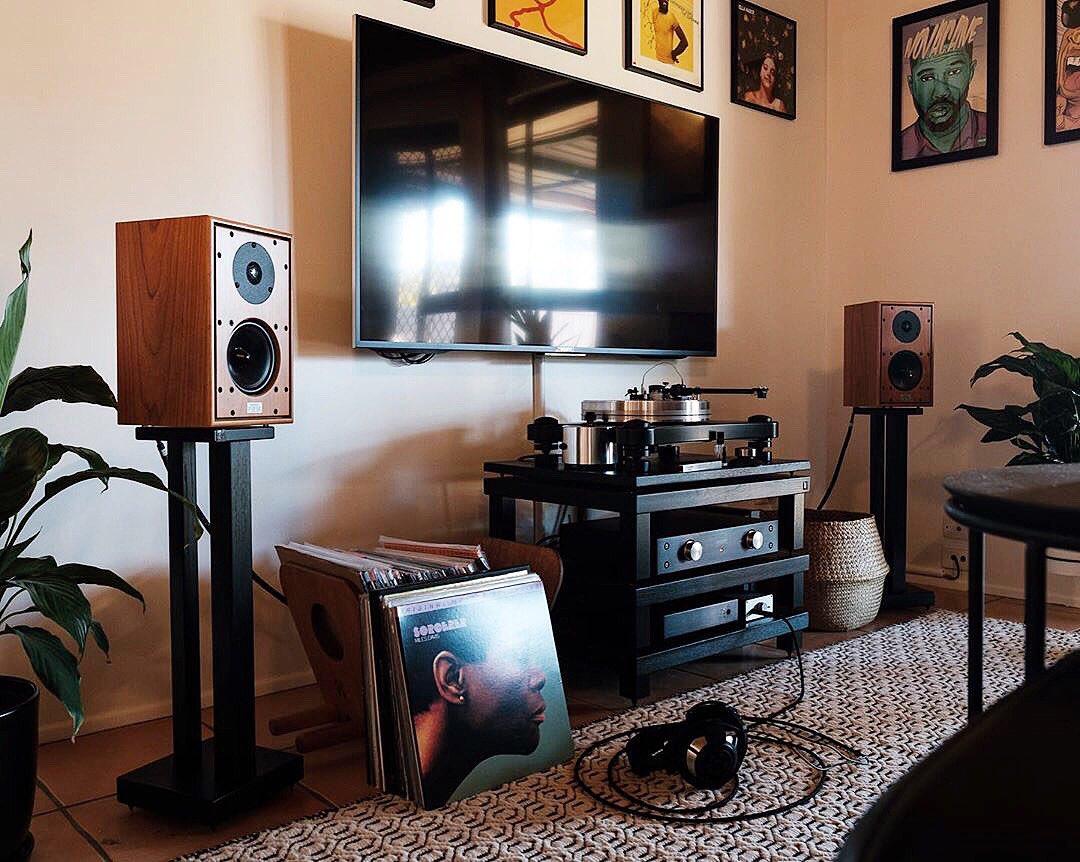 Hi Fi Racks Ltd (@hifiracksltd) on Twitter photo DJ Gavin Boyd's lounge with jazz #nowspinning! Ft. <a href="/HarbethHQ/">Harbeth Audio Ltd</a> on black #DuetSpeakerStands with turntable & separates on a #PodiumReference rack. The audiophile's choice for excellent acoustic performance & aesthetics!
Stands: bit.ly/hfrduet
Rack: bit.ly/podref DJ Gavin Boyd's lounge with jazz #nowspinning! Ft. <a href="/HarbethHQ/">Harbeth Audio Ltd</a> on black #DuetSpeakerStands with turntable & separates on a #PodiumReference rack. The audiophile's choice for excellent acoustic performance & aesthetics!
Stands: bit.ly/hfrduet
Rack: bit.ly/podref