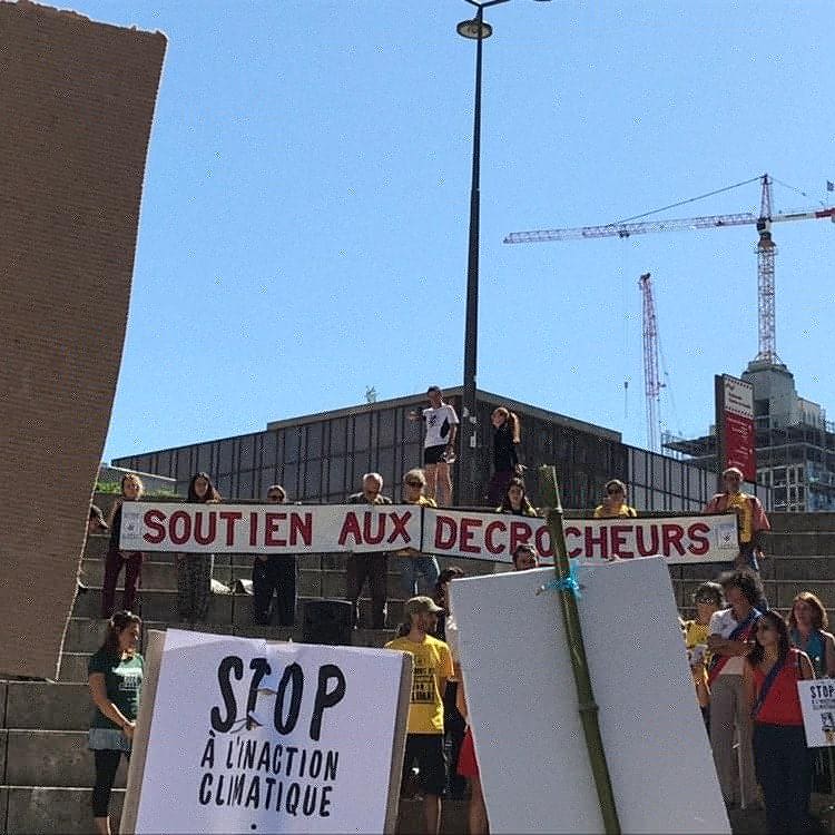 ClimatGreve's tweet photo. Aujourd’hui YouthForClimate Valence est présent sur Lyon en soutien aux activistes ANV COP21 décrocheurs de portraits ! https://t.co/fDzM6mGquP
