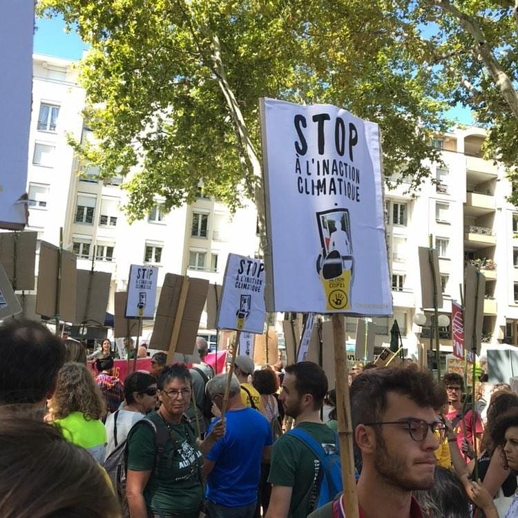ClimatGreve's tweet photo. Aujourd’hui YouthForClimate Valence est présent sur Lyon en soutien aux activistes ANV COP21 décrocheurs de portraits ! https://t.co/fDzM6mGquP
