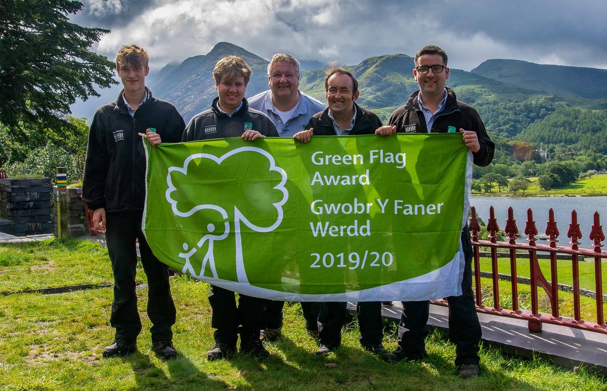 CyngorGwynedd's tweet photo. 🌳  Mae Parc Padarn yn Llanberis wedi derbyn gwobr y Faner Werdd eto eleni, sydd yn dynodi marc ansawdd rhyngwladol parc neu fan gwyrdd o ansawdd. 🌳 

Cliciwch ar y ddolen isod i ddarllen mwy  ⬇️ 

https://t.co/rnigTA233g https://t.co/v91bPVnu3P