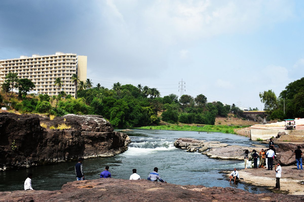 shilpadahake's tweet photo. River's People, People's River 06

Amidst emerging high rises on one side and increasing religious tourism on the other, Godavari is struggling to maintain her most 'natural' ecological make-up.

#riverdialogues #riverscapes_of_india #godavari #nashik #reconnecting_with_godavari https://t.co/BeAFvVxisH