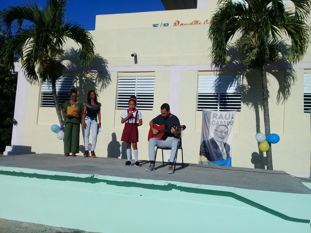 educacion_del's tweet photo. Nuestro acto Municipal se realizó en la escuela primaria Panchito Gómez Toro, centro reparado para el disfrute der los pequeños que asisten a el. En el mismo fueron condecorados docentes que obtuvieron la excelencia en su trabajo. @provincial_la @CubaMined @DiazCanelB https://t.co/aAdejjZIgK