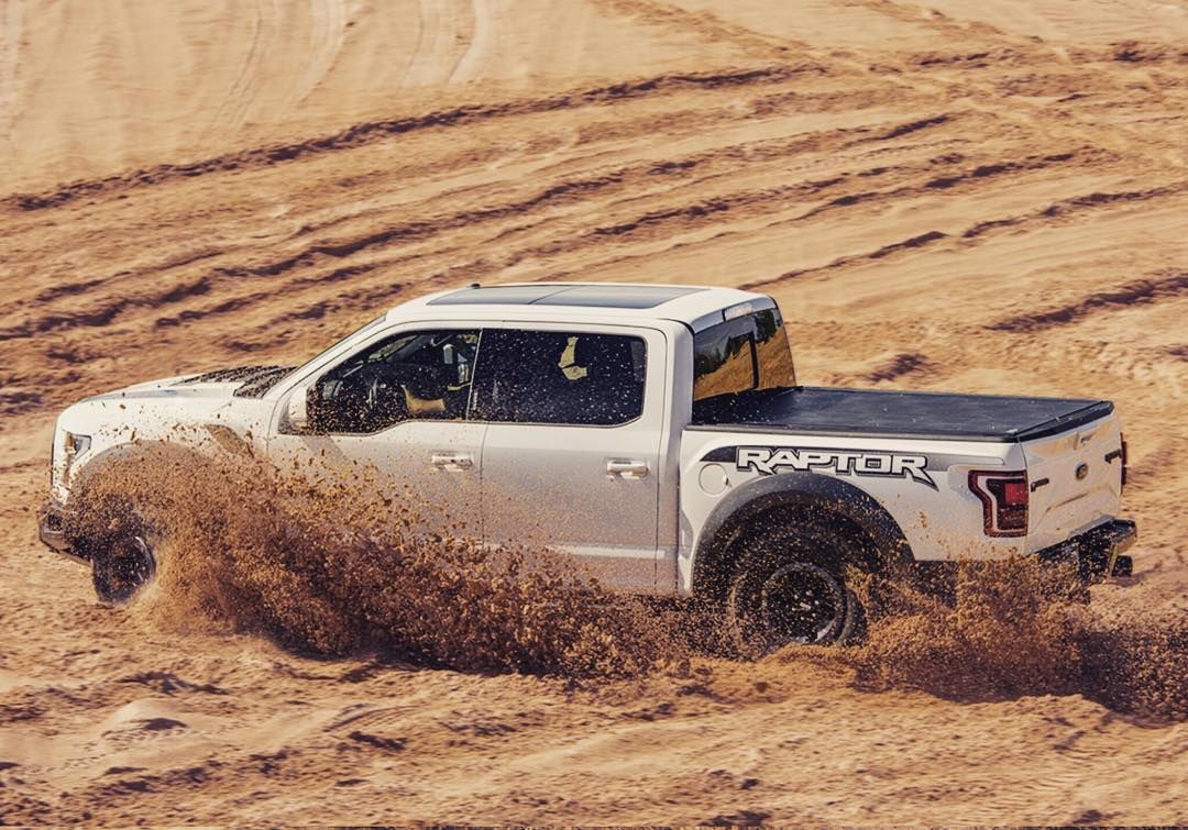 TonneauCovers_'s tweet photo. We hope you're all enjoying the long holiday weekend! In honor of #LaborDay weekend, here’s a sick shot of a #FordRaptor! 🔥 Raise your hand if you would love to be the passenger? ✋ https://t.co/D7dJ9JZuLO
