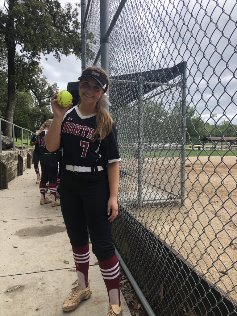 m_adisonsanders's tweet photo. First homerun in the first game of my senior season! @LSNsoftball @LSNActivities @lsnbroncos โค๏ธโค๏ธ #onlysenior #2rundinger https://t.co/ub6NMbo6wR