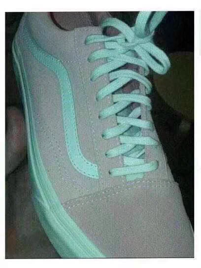 この靴何色に見えますか？見え方によって「右脳派」か「左脳派」かわかるようです。あなたはどちら？