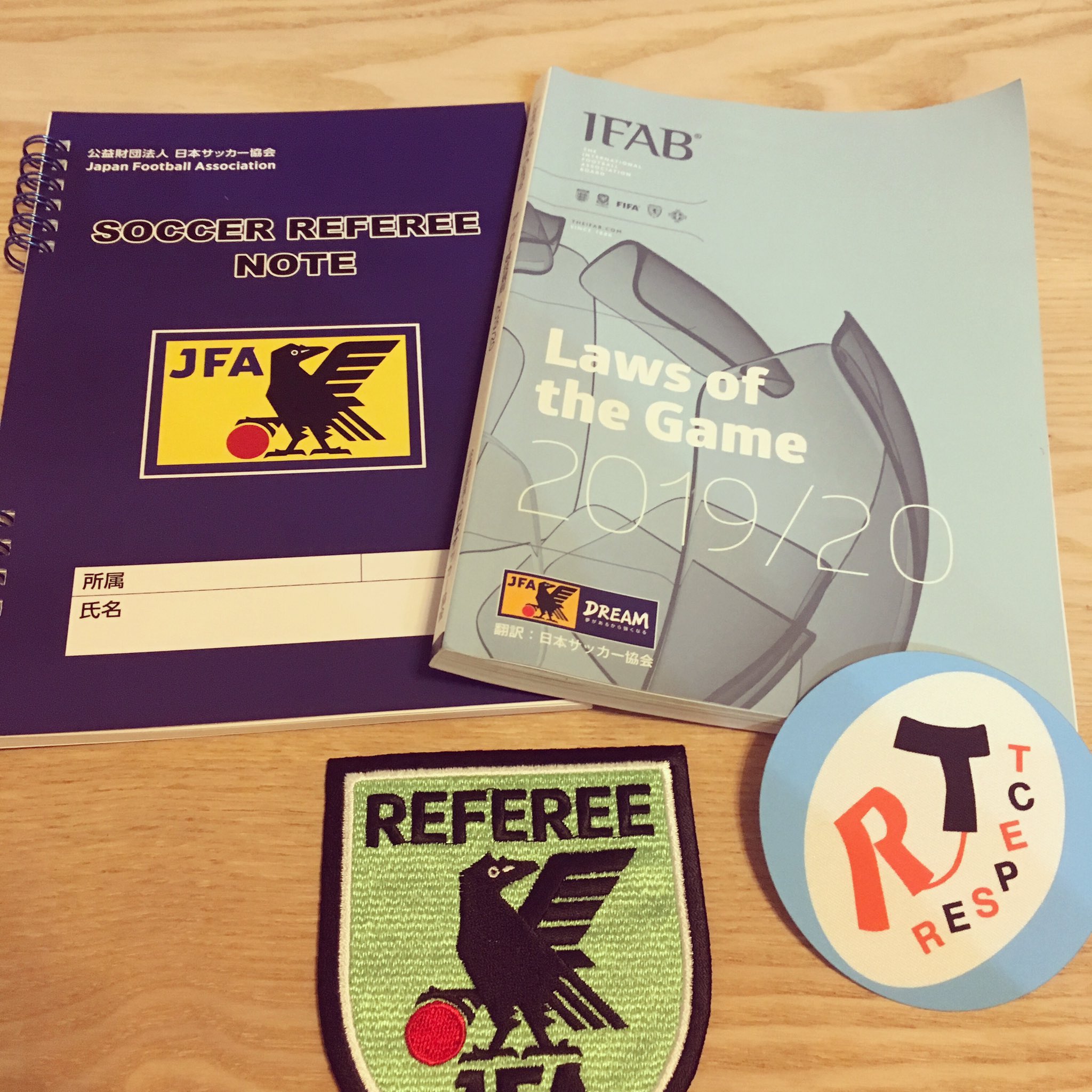 تويتر 西山美紀 マネーコラムニスト على تويتر サッカー審判4級取りました 先日審判デビュー 第4審で ほぼ座っているだけだったけど楽しかった 相当走る必要があり 動体視力もいる主審 副審 いつかできるかなあ サッカーレフェリー サッカー審判