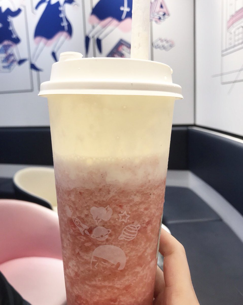 yukiusamgr's tweet photo. 中国で話題の4時間待ちの【喜茶 HAY TEA】に行ってきました。高品質なお茶の上にチーズソースをかけたクリームチーズティーシリーズが人気らしいです♡
「芝芝莓莓」と書いて「チーズストロベリー」🍓💕
インスタ映え抜群って事ですが…センスがなく上手く撮れなかった😂
でも美味しかった❤️
#HAYTEA https://t.co/dH3Tm1g6E2